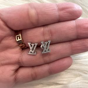 Tiny LV studs